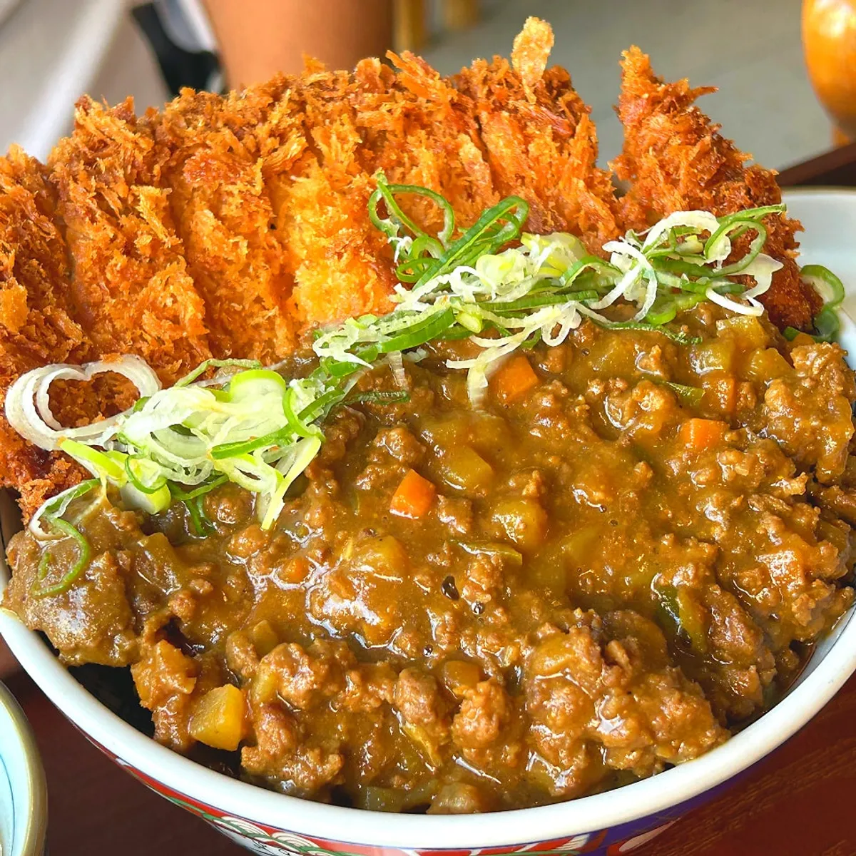 두툼하게 썰린 연어 세 점