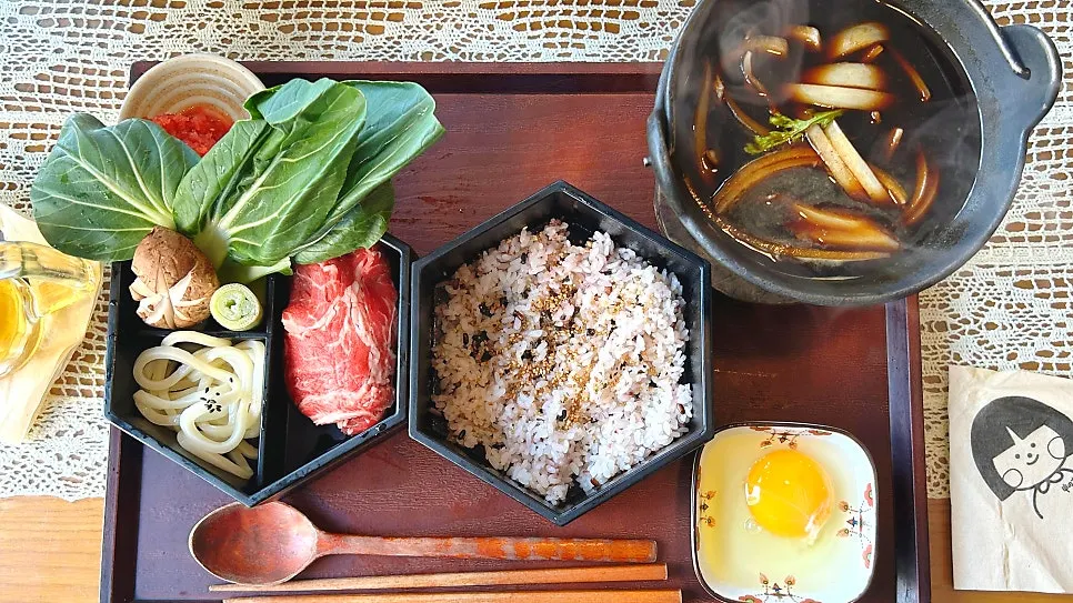 카레 소스를 올린 밥 한 숟가락
