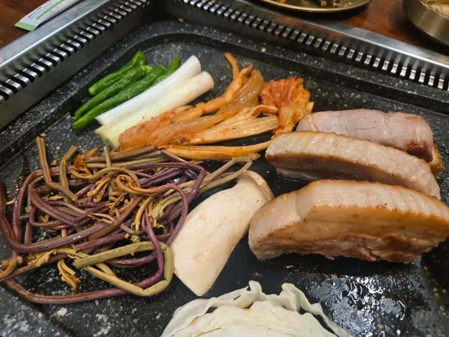 Vegetables and aged kimchi grilling with pork belly