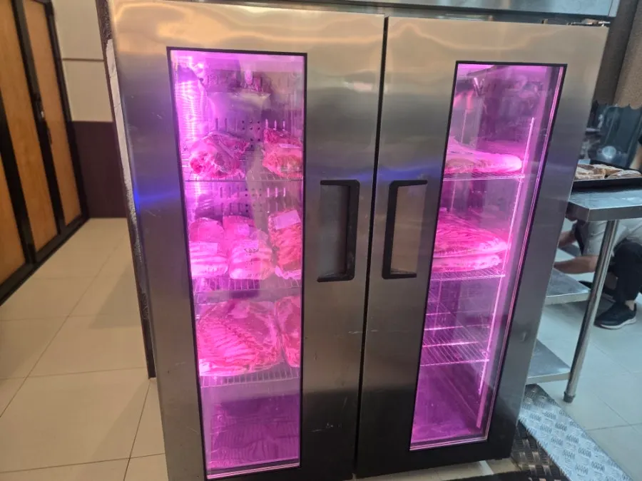 A space where the condition of the meat can be checked
