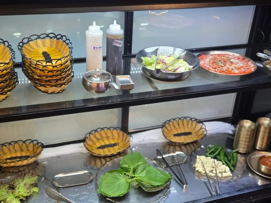 Neatly arranged perilla leaves and lettuce shelf