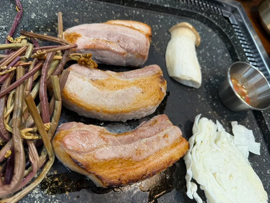 밥과 반찬을 챙길 수 있는 셀프바