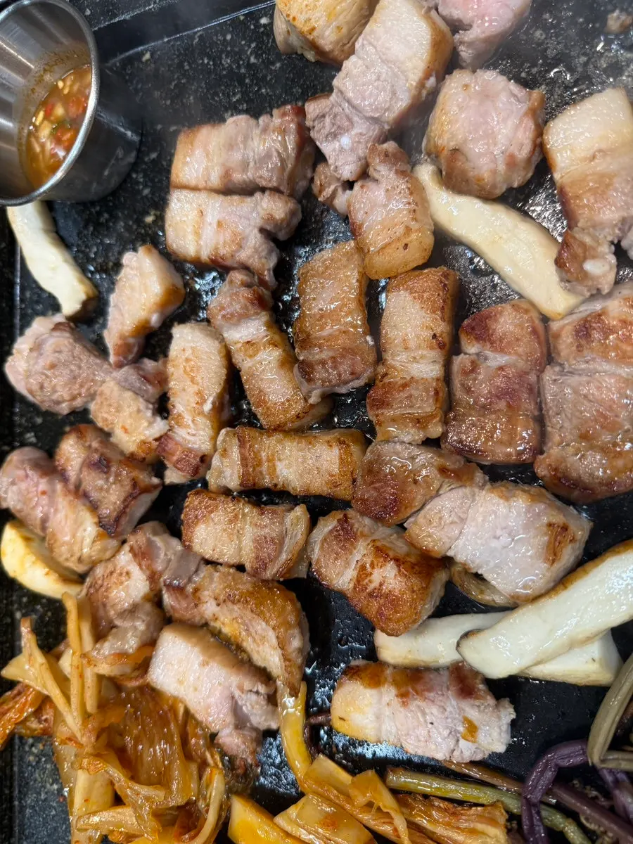 삼겹살과 함께 굽는 고사리와 김치