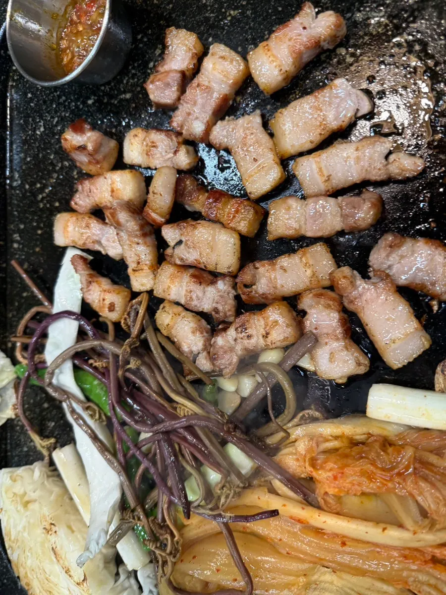 고사리와 김치를 곁들인 삼겹살 조합
