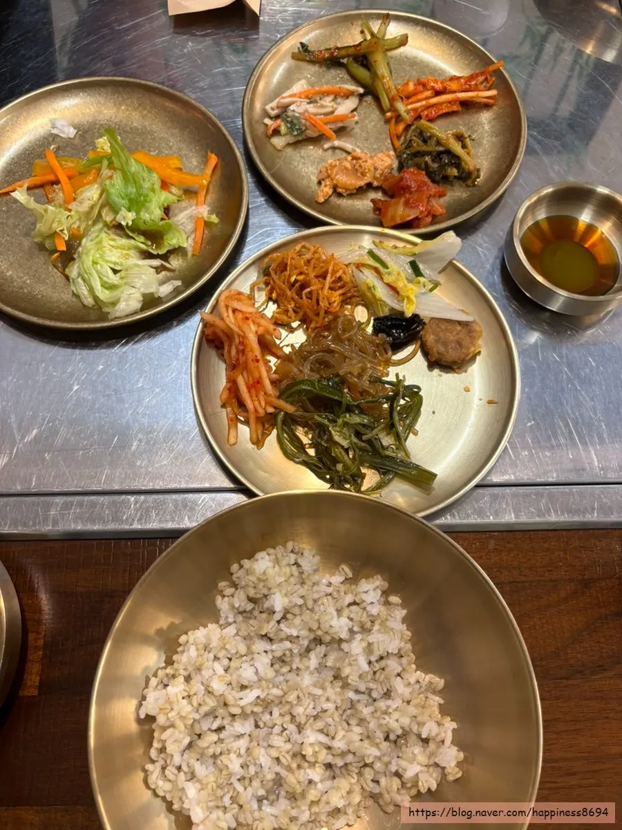 화담가 셀프바에 준비된 다양한 밑반찬