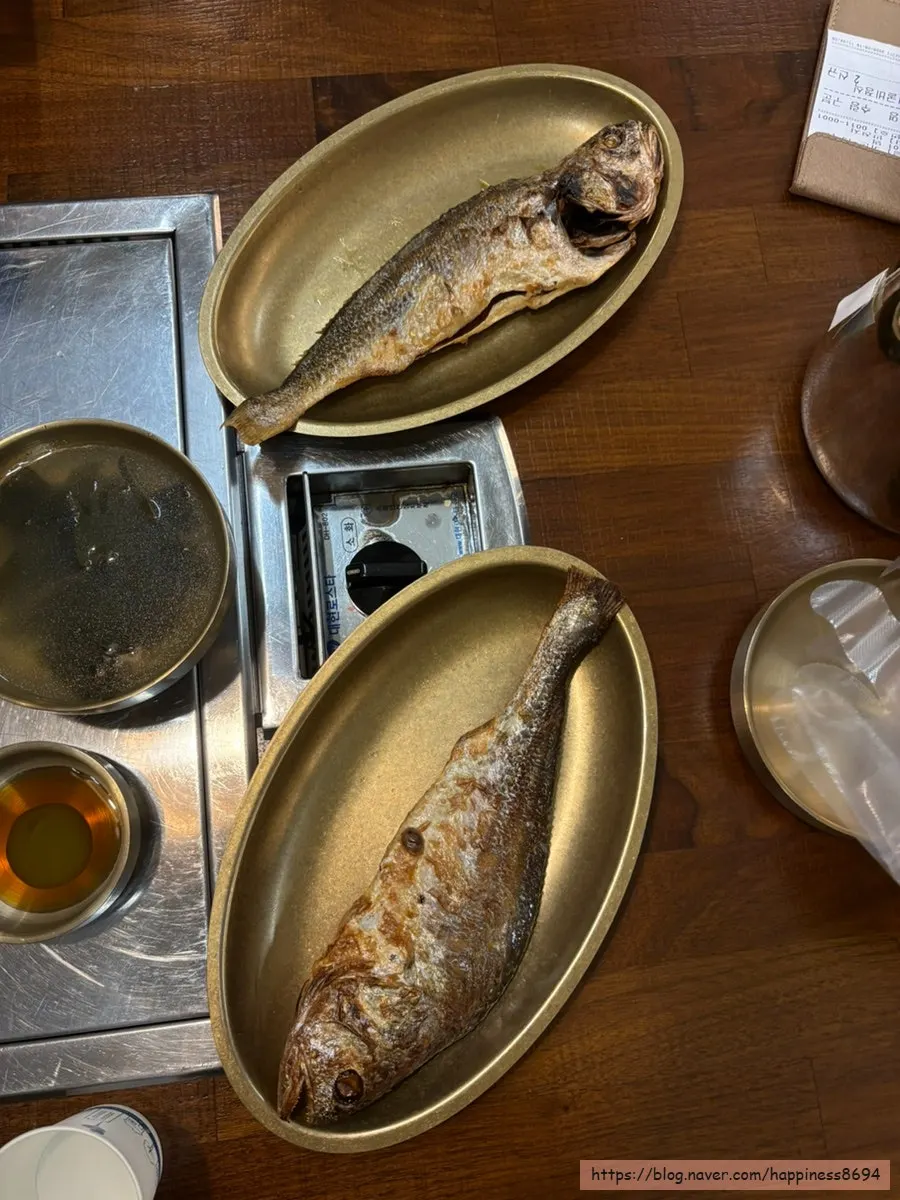 셀프바에서 덜어온 정갈한 반찬 접시