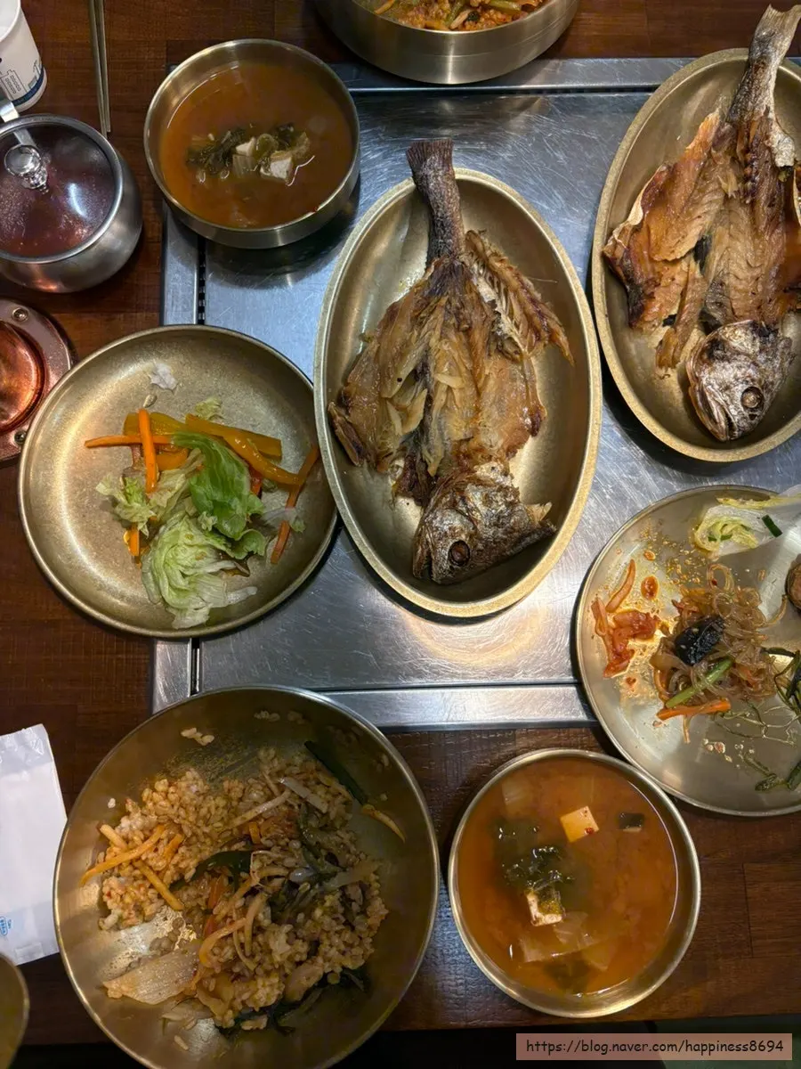 황금빛으로 구워진 통통한 보리굴비