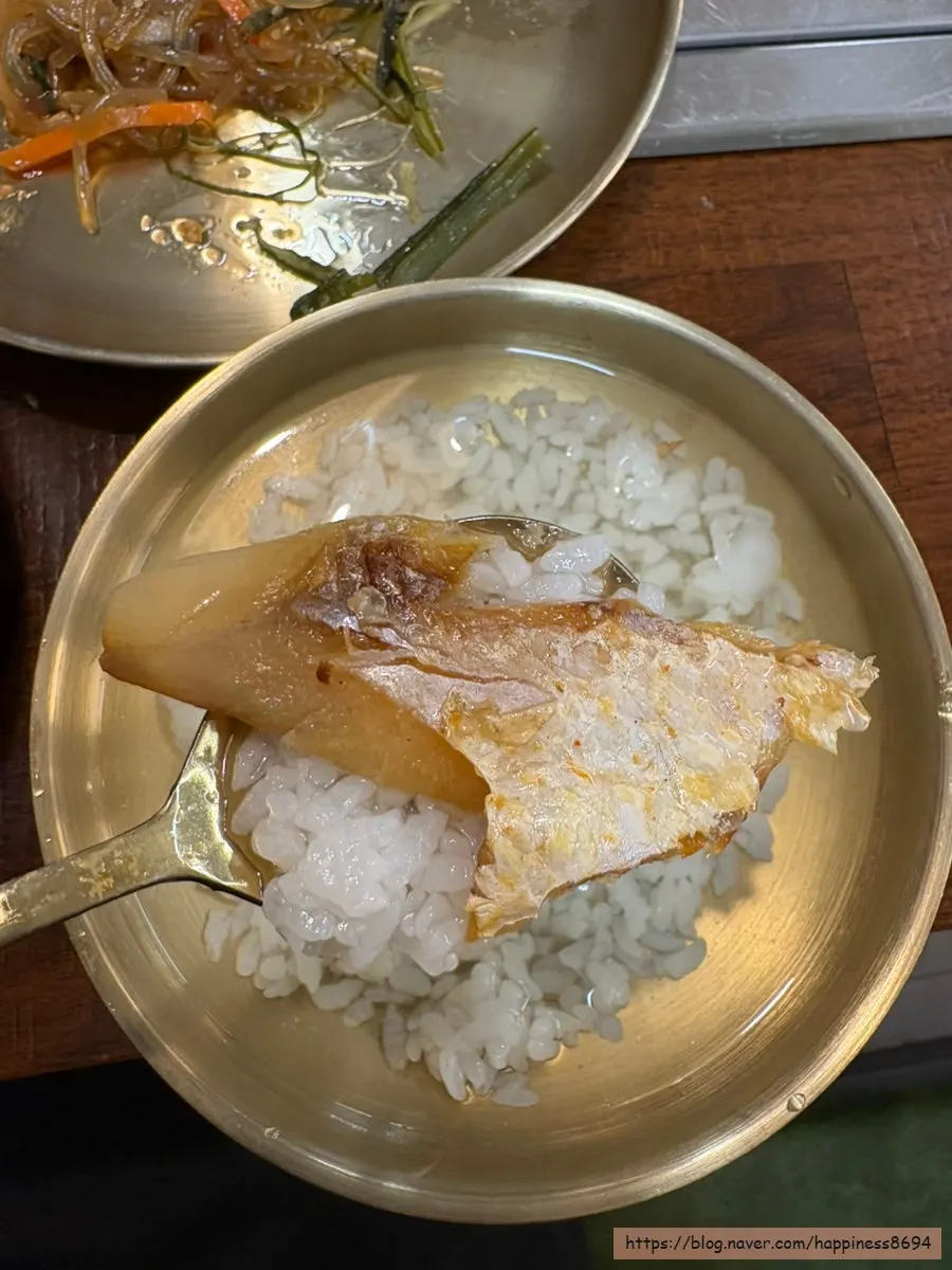 살을 발라낸 보리굴비와 밥 한 그릇