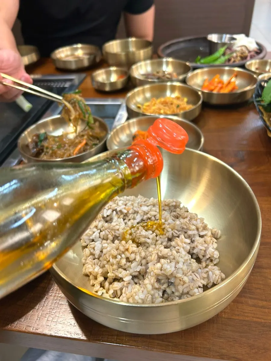수육과 나물 보리밥