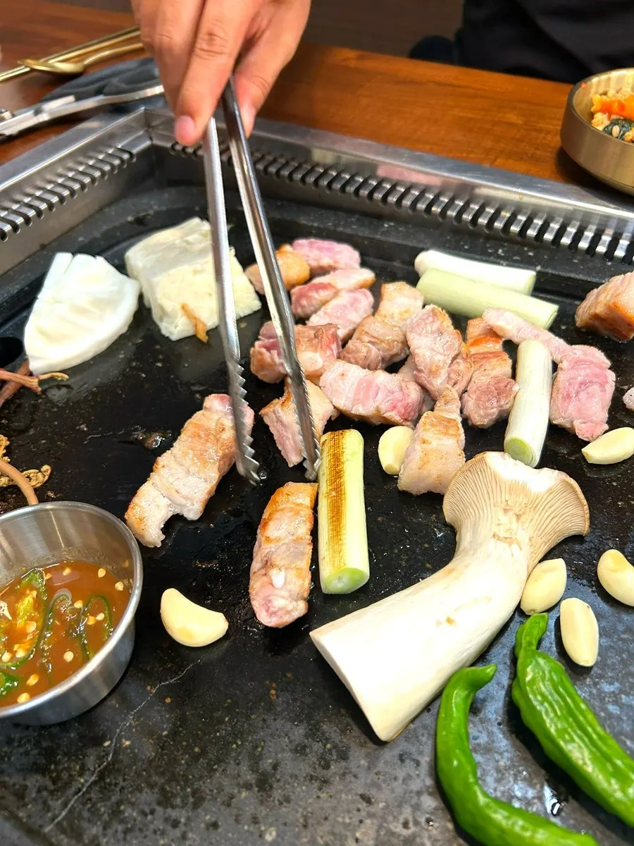 돌판 초벌 삼겹살과 고사리