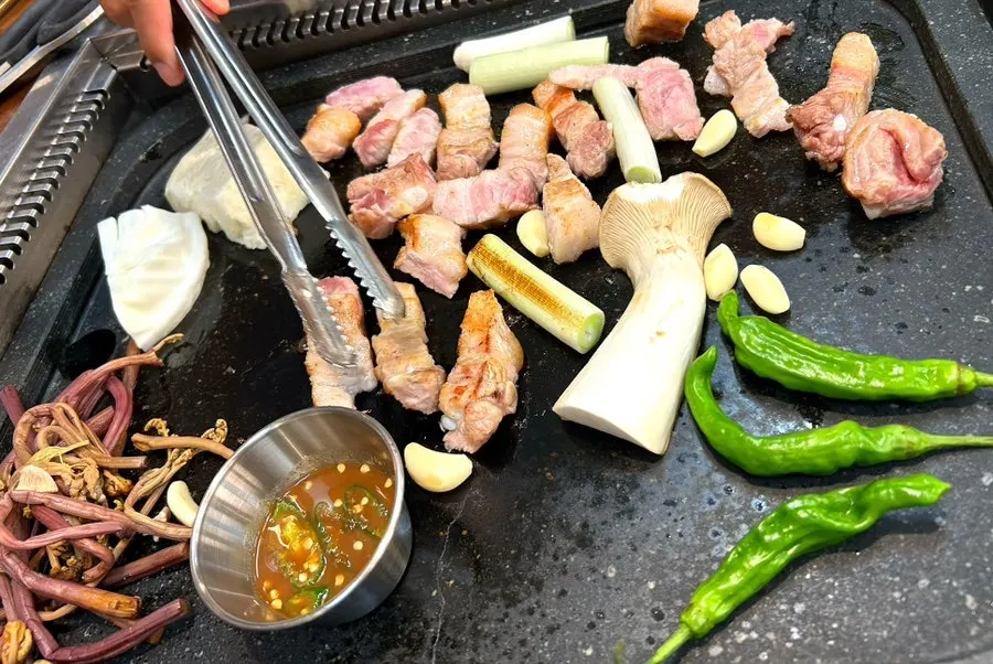 돌판에 구운 삼겹살 한상