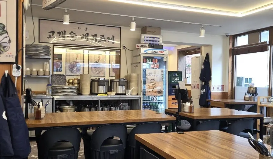 Spacious, clean interior of Obongjip Samseong Branch