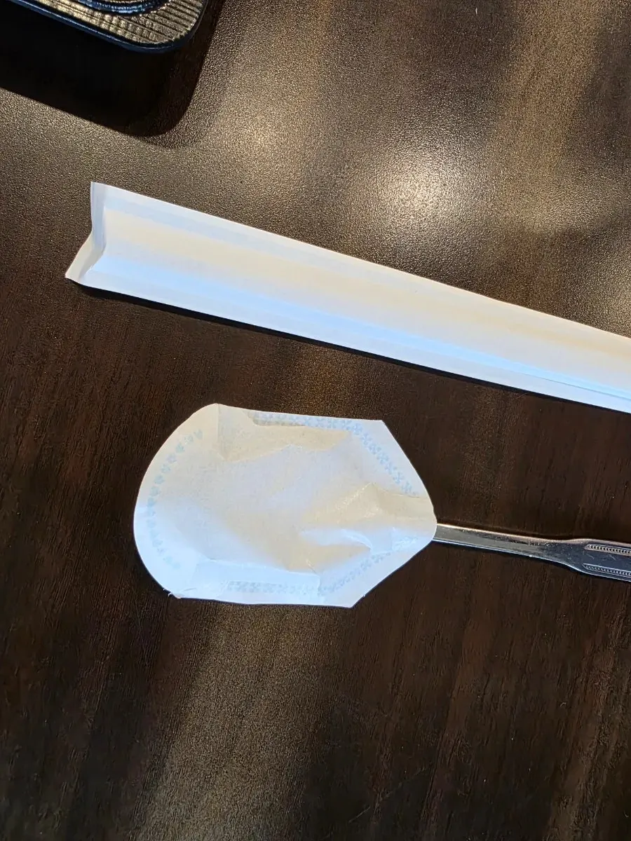 수저집에 담겨 나온 수저