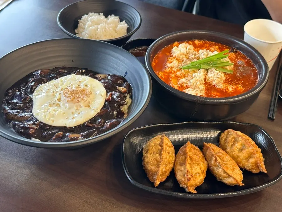짜장면과 순두부짬뽕밥, 튀김만두 한 상
