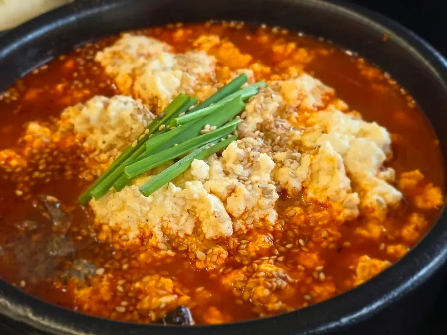 뚝배기에 담겨 나온 초당순두부짬뽕밥