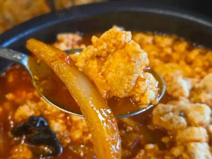 숟가락으로 떠올린 부드러운 초당순두부