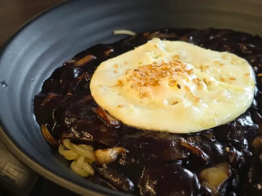 계란후라이 올라간 짜장면