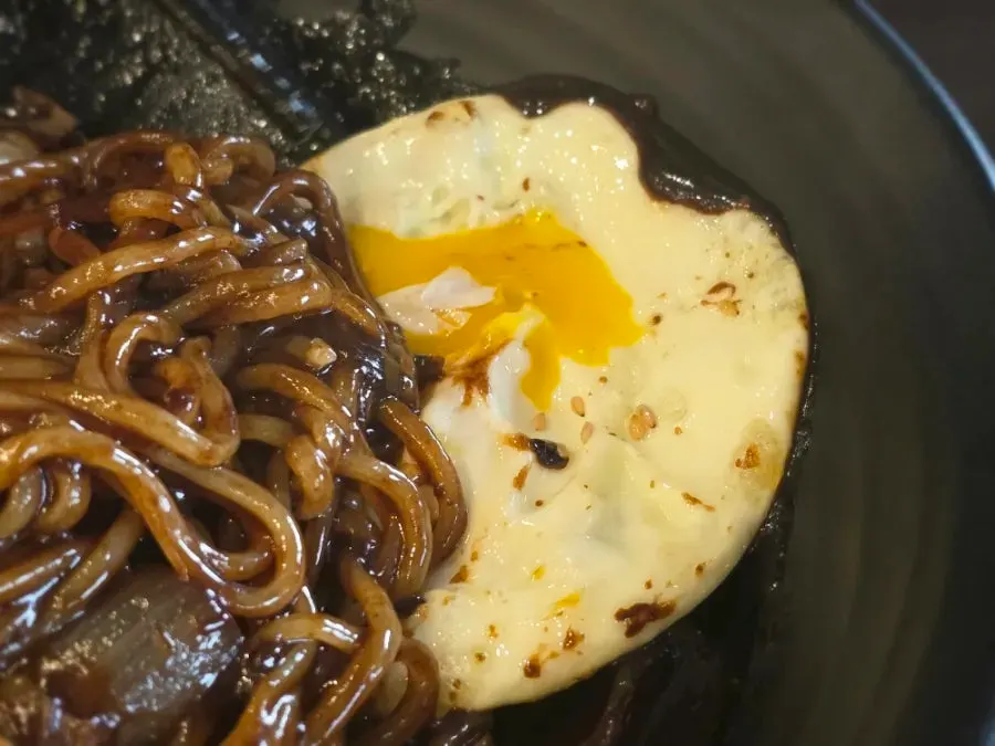 반숙 계란후라이를 올린 기본 짜장면