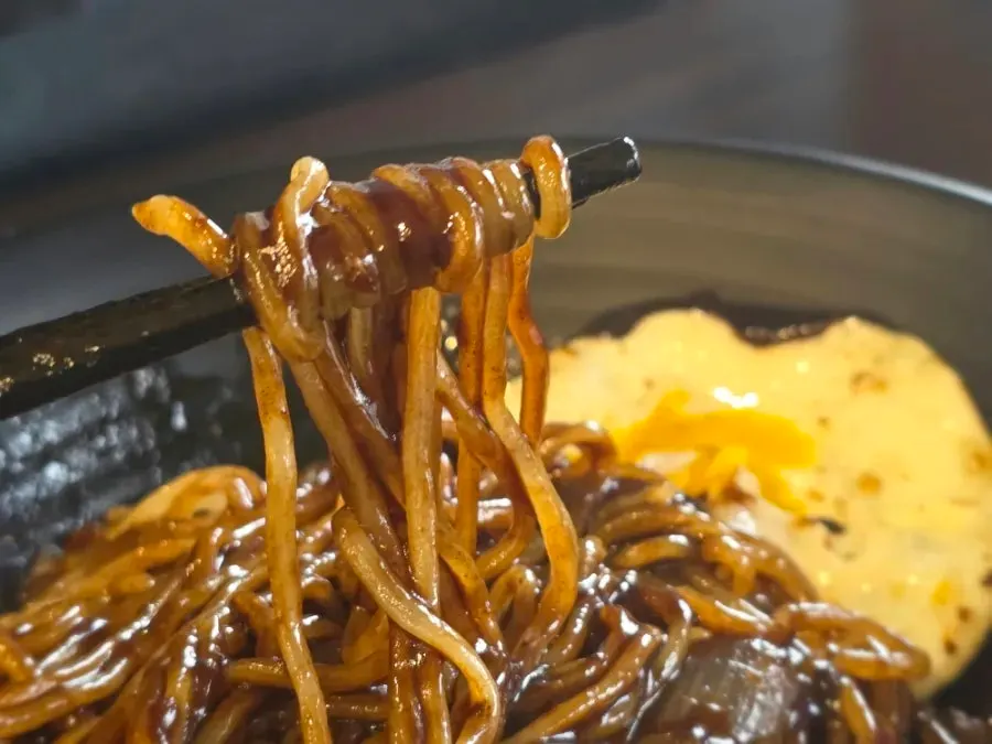 비벼낸 짜장면의 자가제면 면발