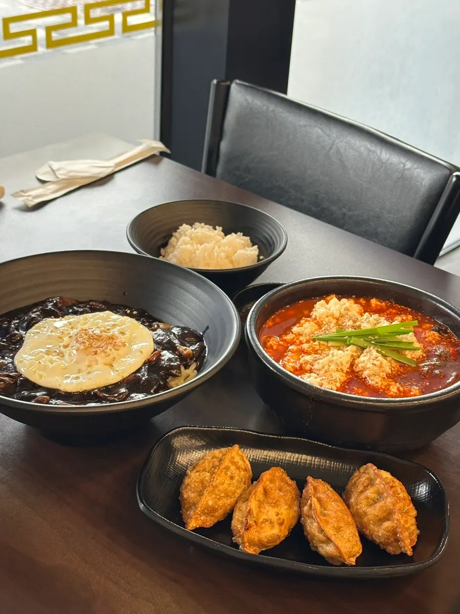 짜장면과 순두부짬뽕밥, 튀김만두 마지막 한 컷