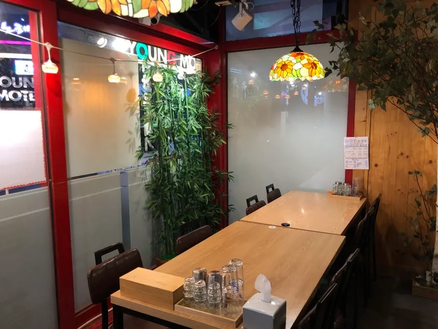 Interior of Bonghwa Saenggogi Bokhyeon Branch with a pojangmacha vibe