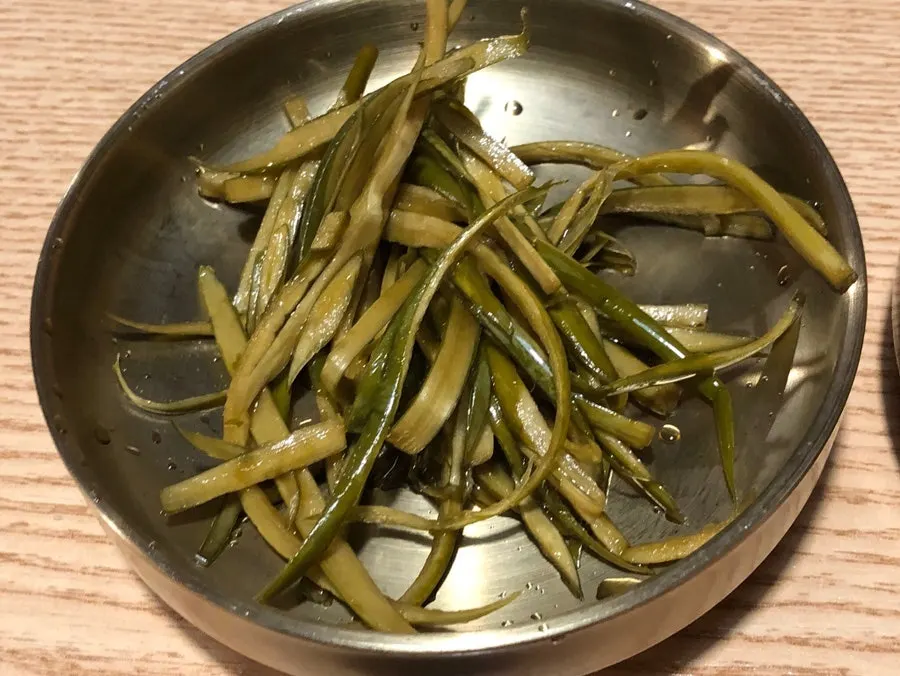 Side dishes of cucumber and gim