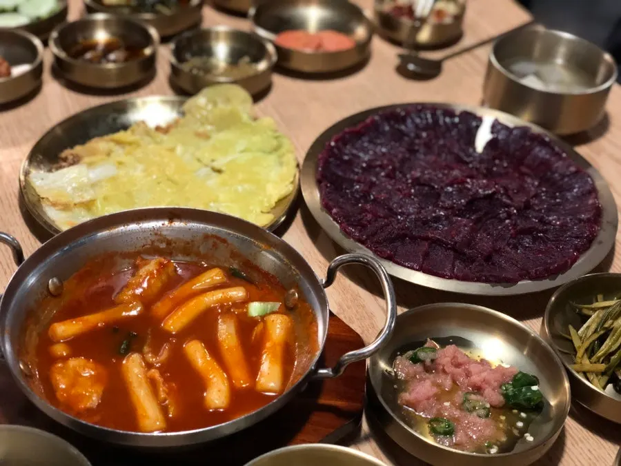 A plate of deep reddish-black mungtigi