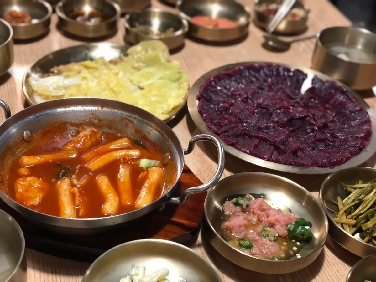 Full spread of mungtigi at Bonghwa Saenggogi Bokhyeon Branch