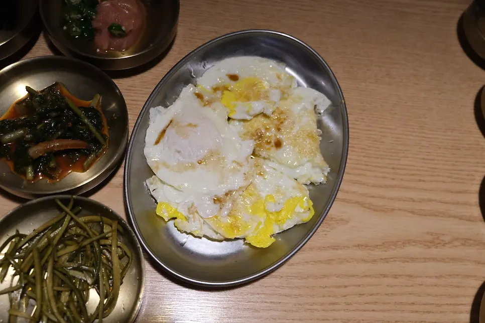 Unlimited fried eggs served at the table