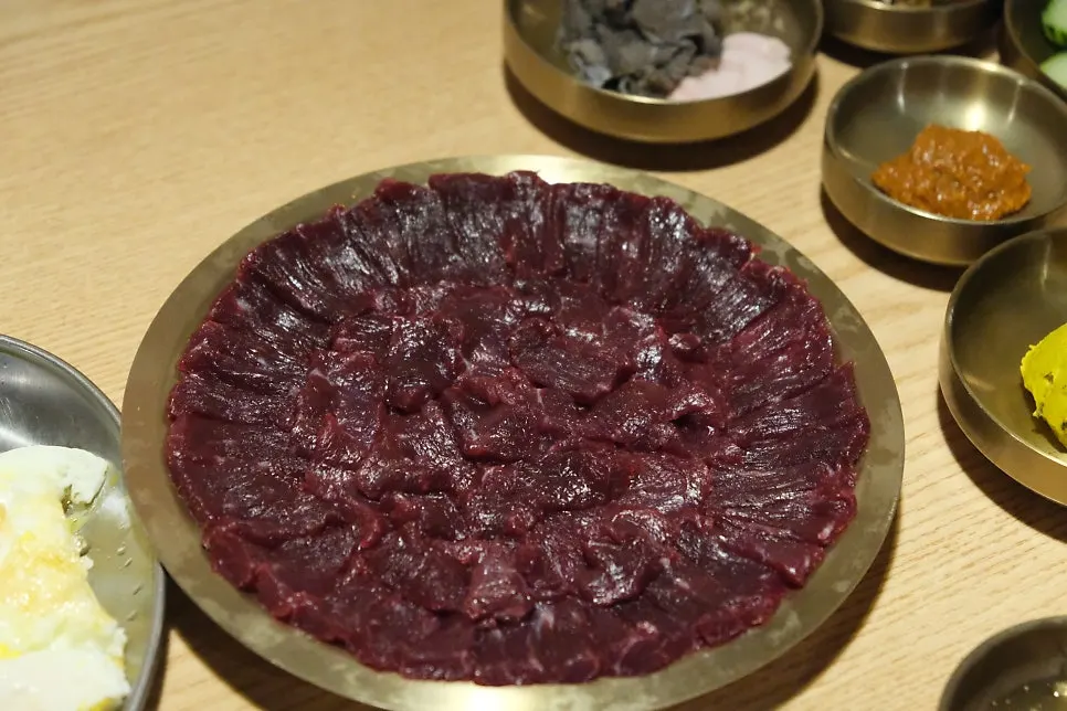 Big plate of raw beef mungtigi at Bonghwa Saenggogi