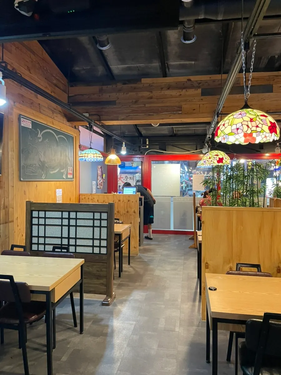 Table seating with partitions