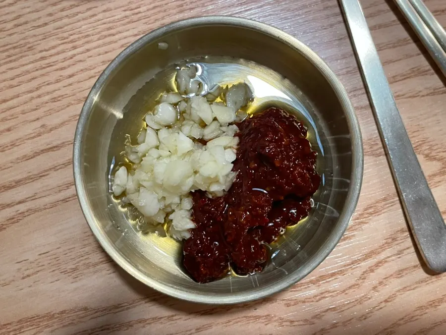 Seasoning sauce served with the raw beef