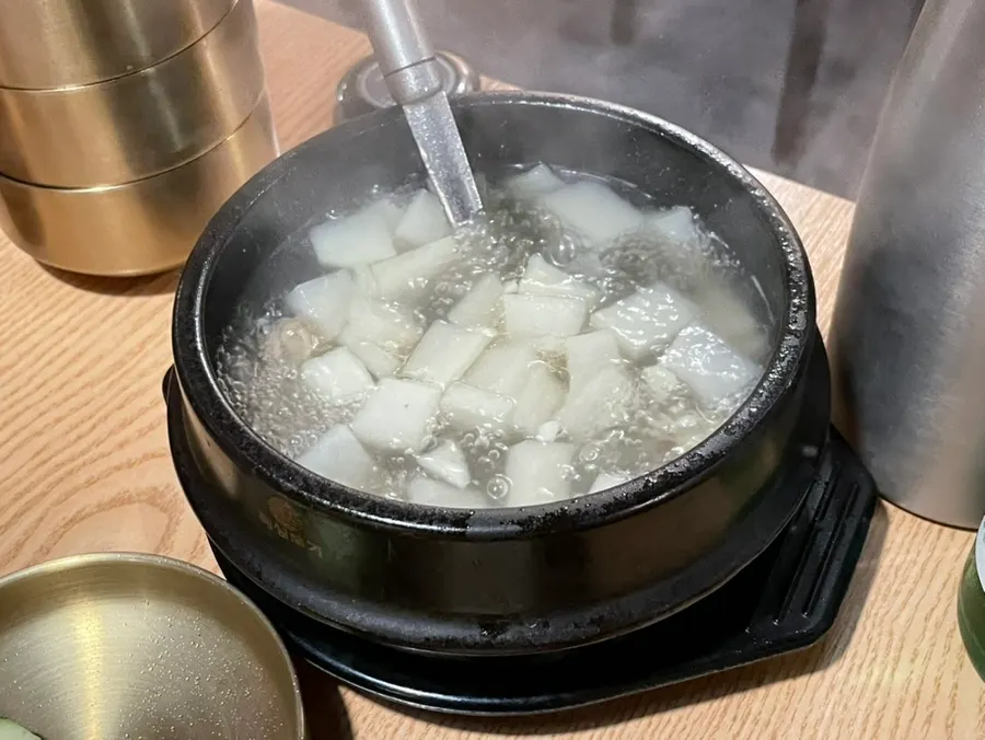 Beef radish soup and tteokbokki from the course
