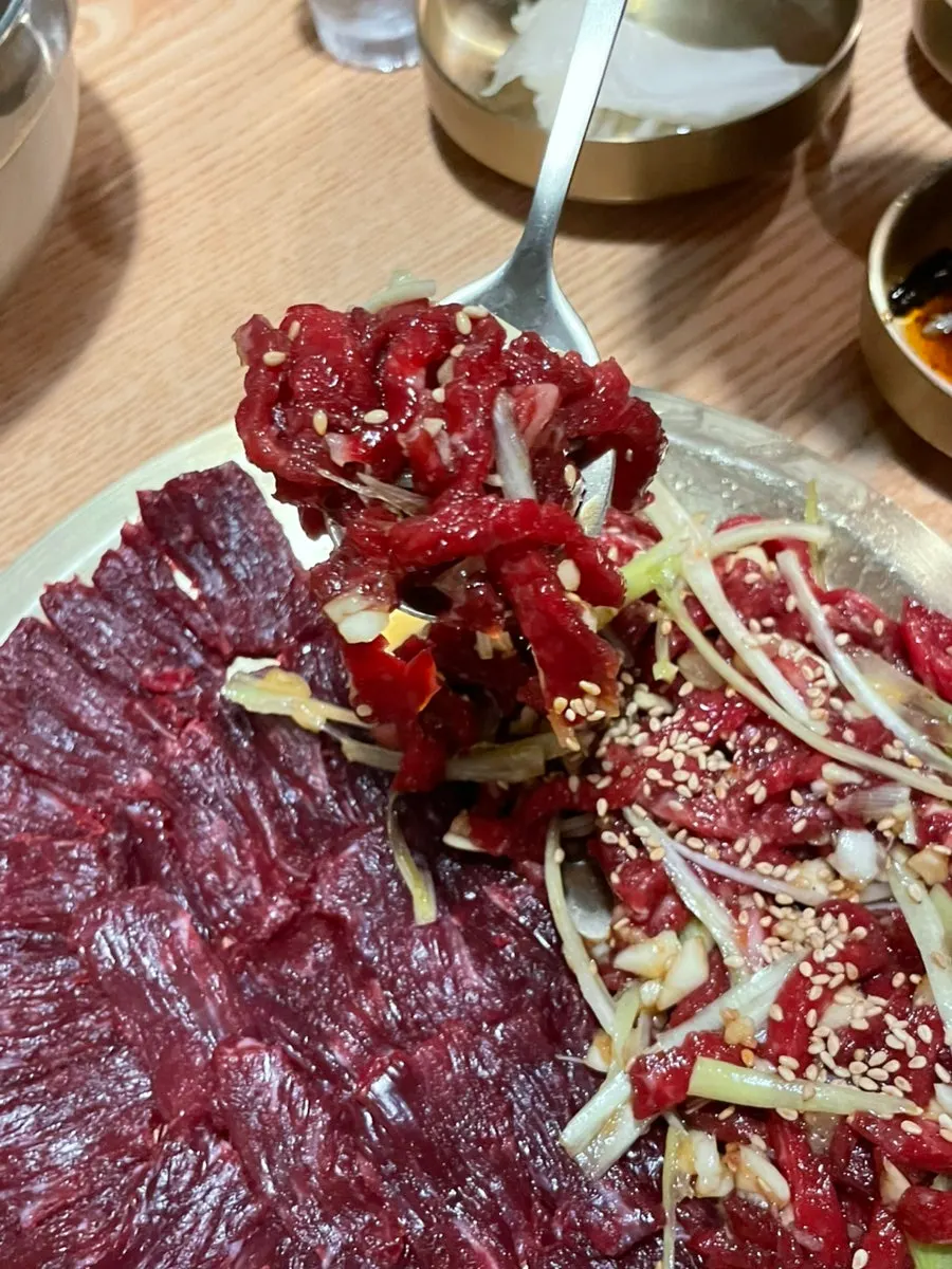 Yukhoe mixed with seasoning sauce