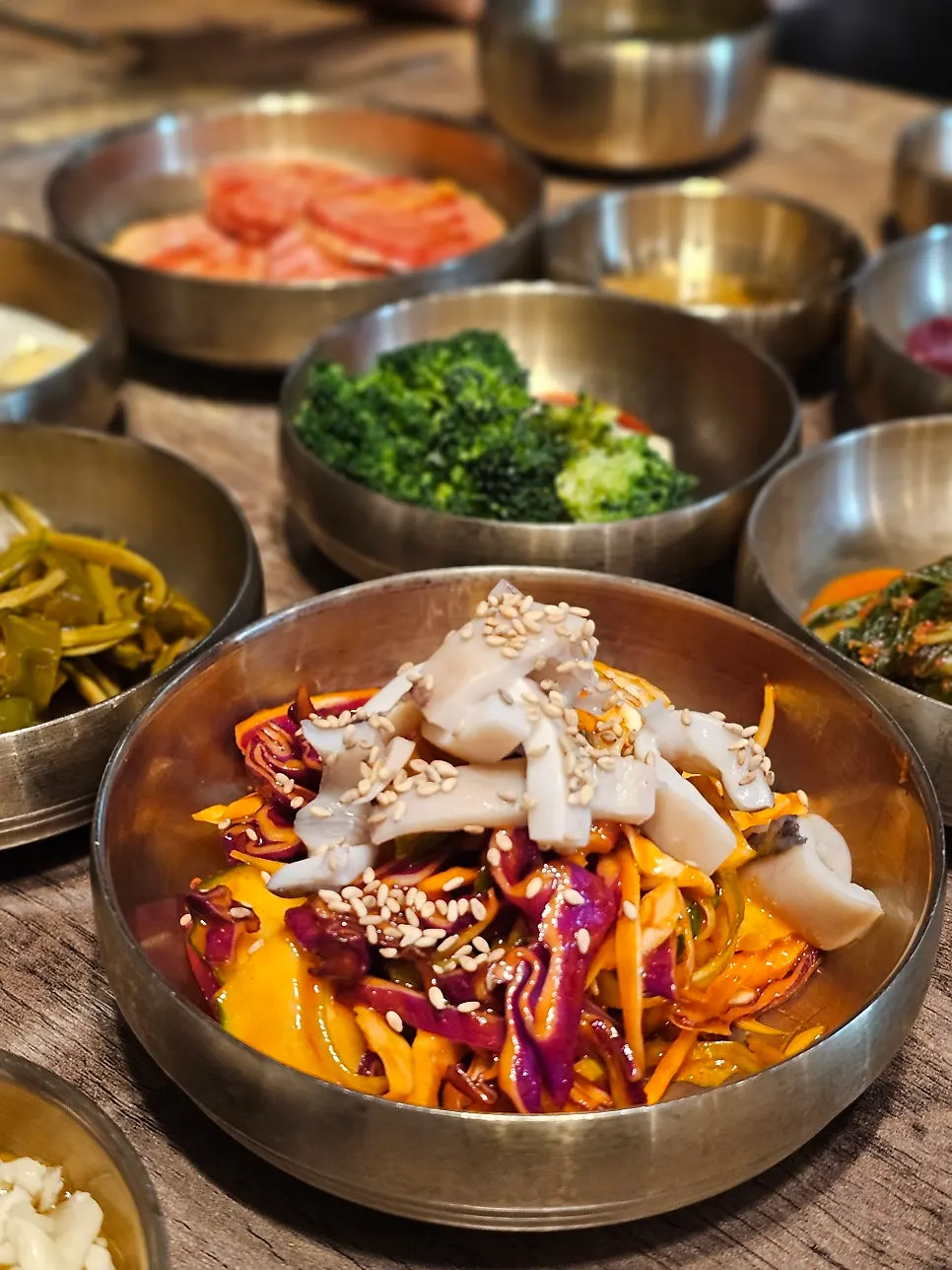 Seaweed soup and various side dish plates