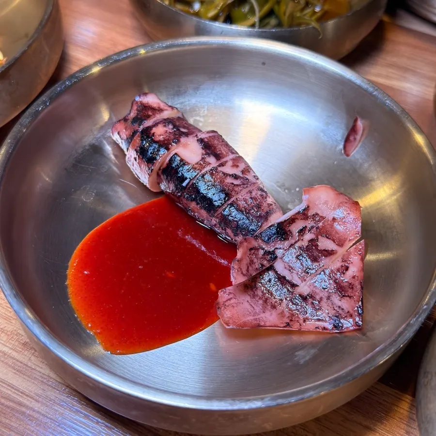 함께 나온 미역국과 밑반찬