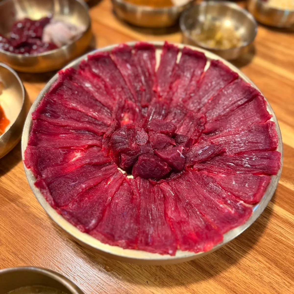붉은빛이 도는 생고기 큰접시 한판