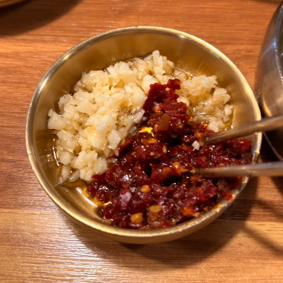 찰기 있게 접시에 붙은 뭉티기