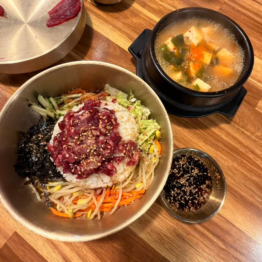 육회가 듬뿍 올라간 육회비빔밥