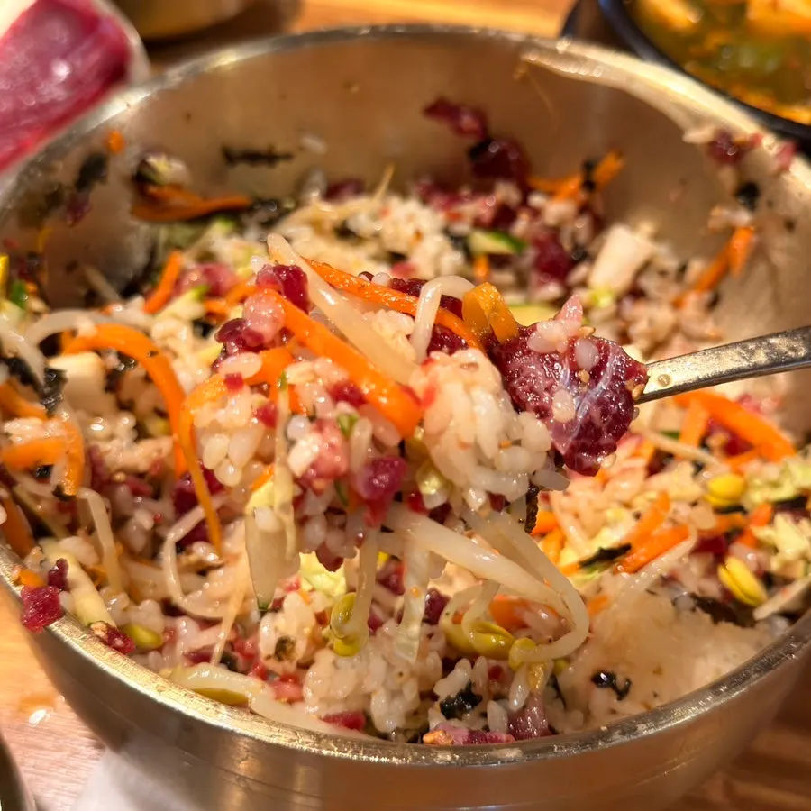 육회비빔밥과 함께 나온 된장찌개