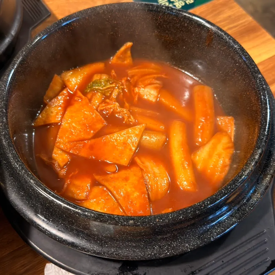 뒤늦게 나온 떡볶이 한 접시