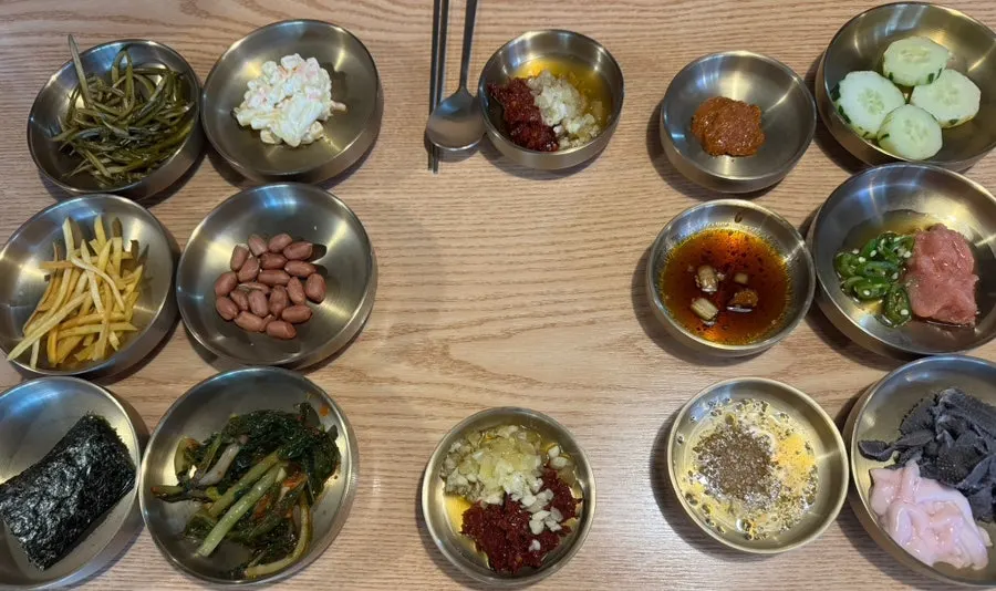 오이 고구마스틱 땅콩 샐러드 열무김치 기본 찬 상차림