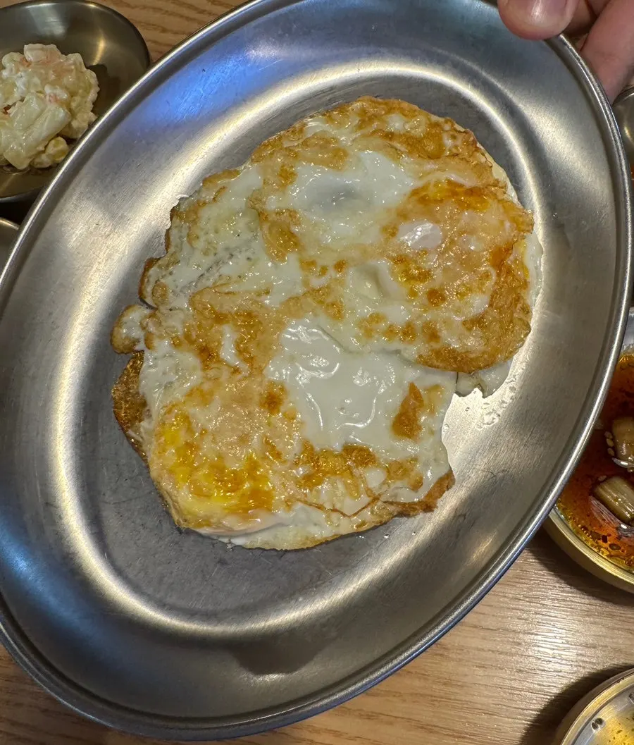 생고기와 함께 나온 천엽과 등골 접시