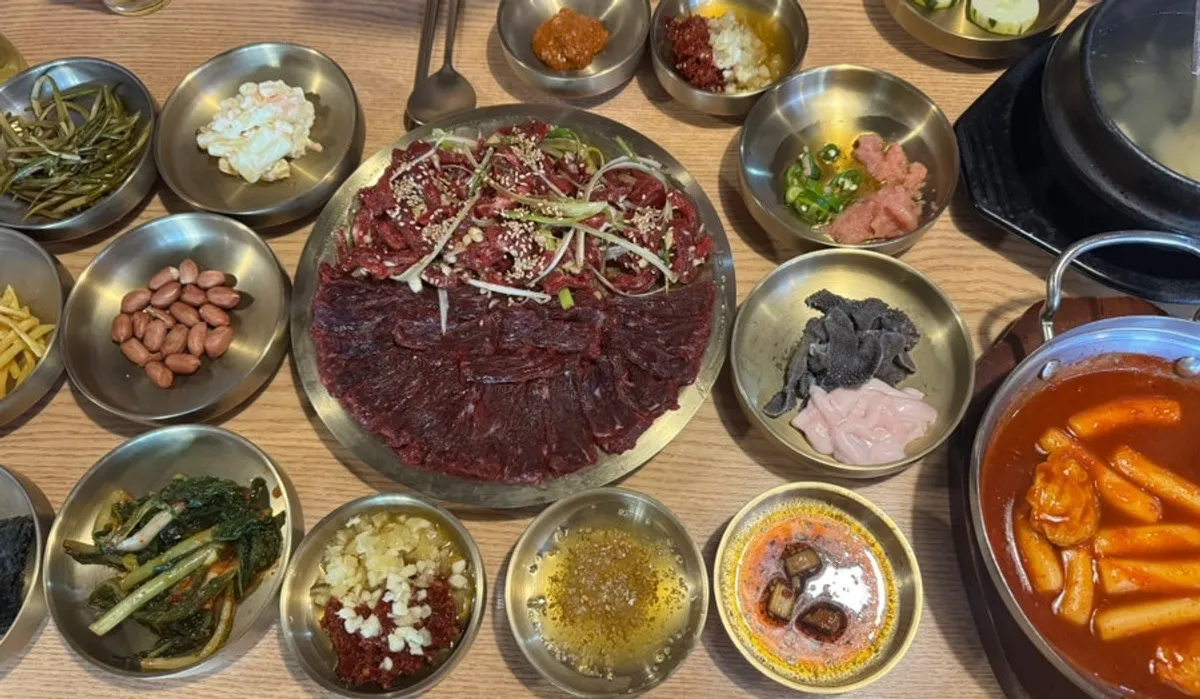 갓 부쳐 나온 배추전 접시