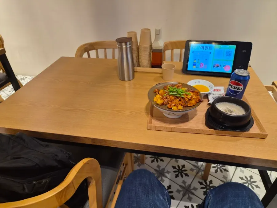 돈볶음 정식 한 상 차림