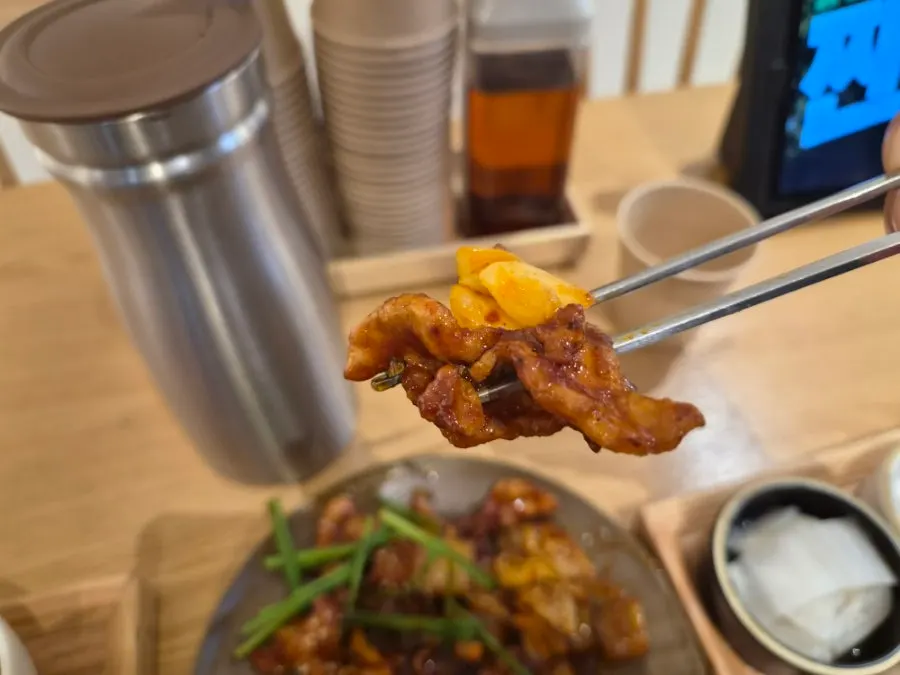 돈볶음 정식 반찬 구성