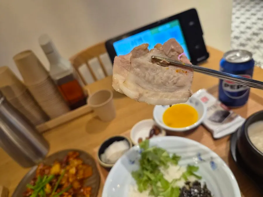 돈볶음 정식과 맛보기 보쌈을 함께 놓은 테이블