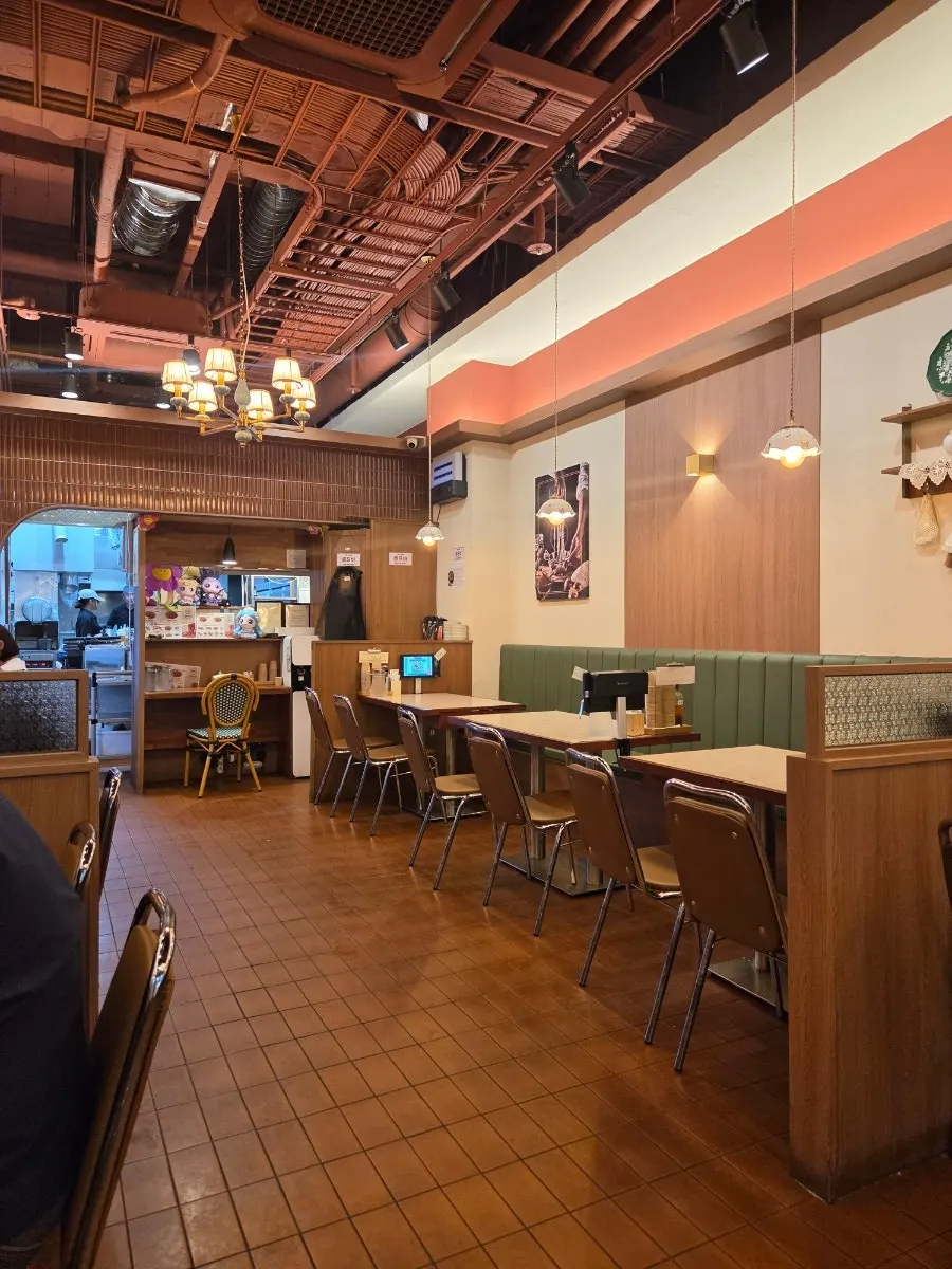 Seating inside Bonghyejane Jubang
