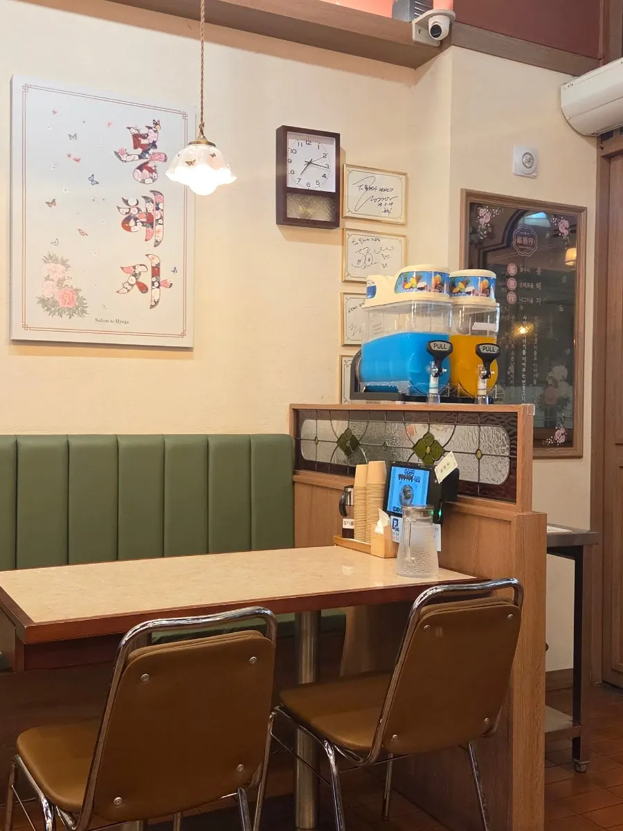 Table layout inside Bonghyejane Jubang