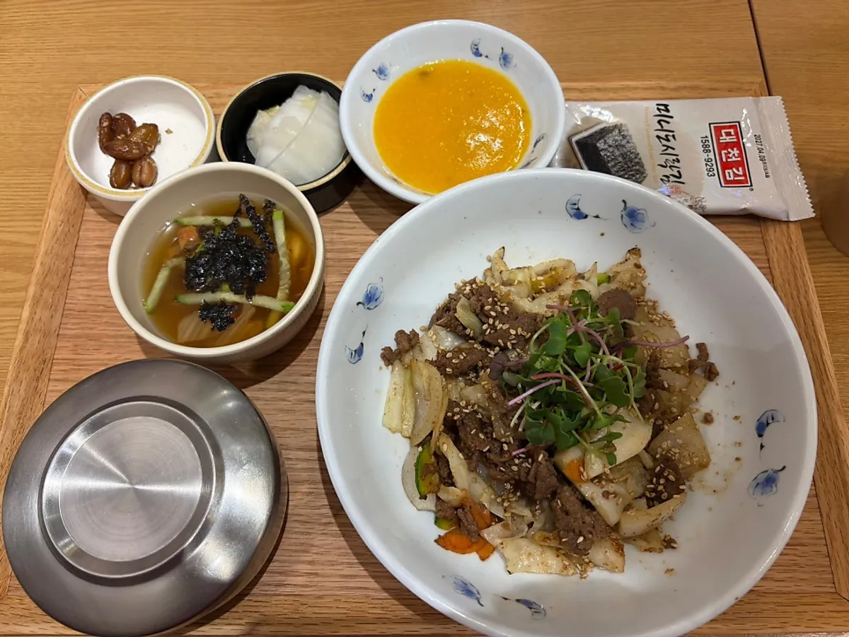 A full Korean set meal spread at Bonghyejane Jubang Jongno Tower branch
